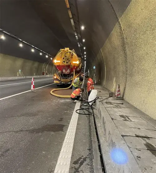 霍尔果斯隧道排水渠清淤